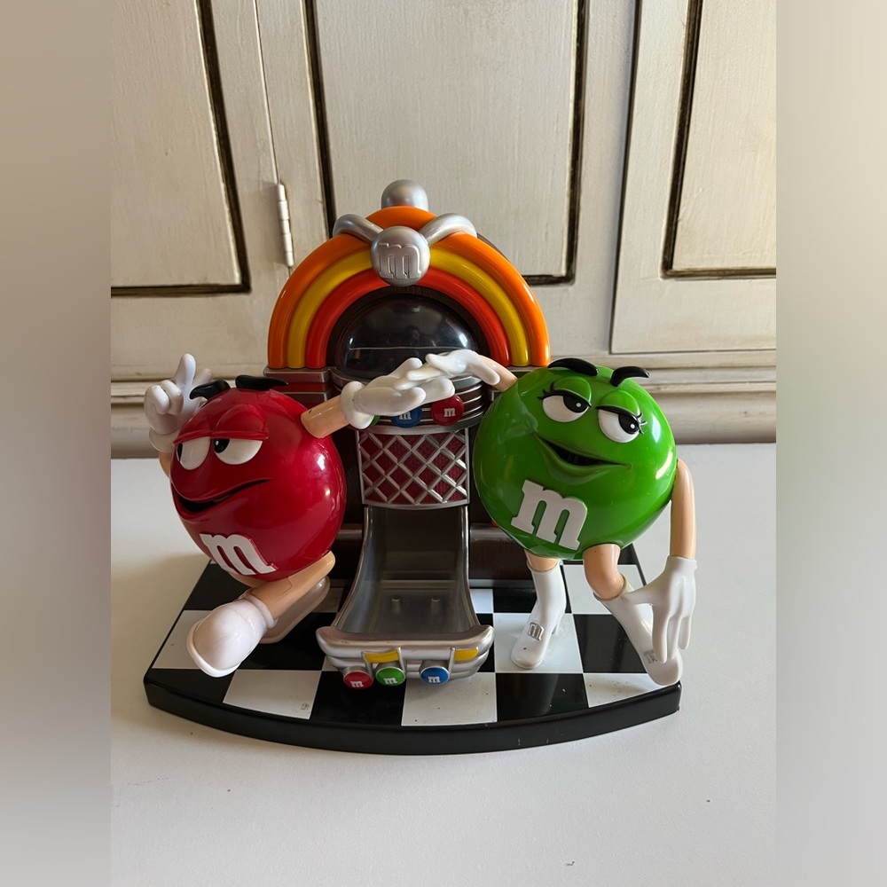 Vintage M&M Jukebox Candy Dispenser Rock & Roll Cafe backdrop w/dancing